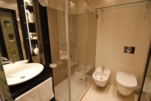Luxury Studio | Bathroom | Shower, hair dryer, towels