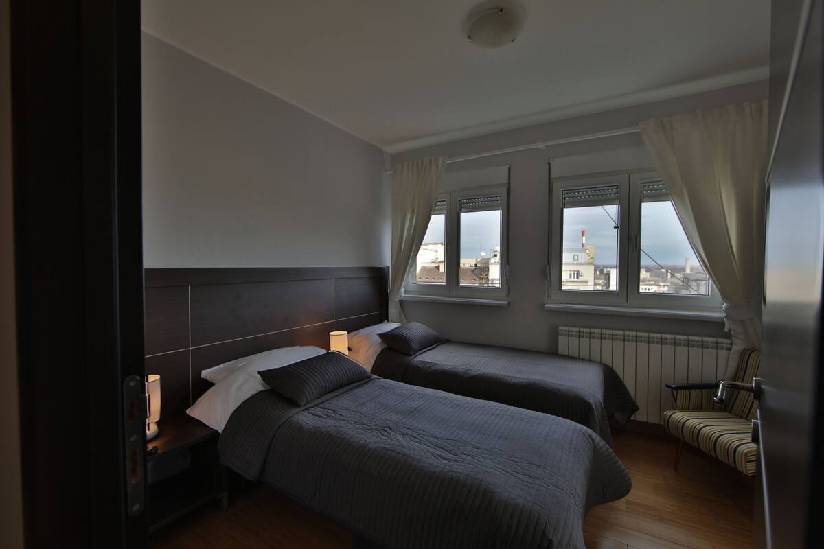 Appartamento, 1 camera da letto, terrazzo | 1 camera, ferro/asse da stiro, Wi-Fi gratuito, lenzuola