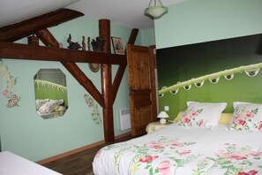 Decoración personalizada, muebles diferentes y escritorio 