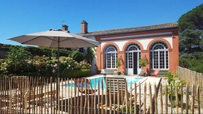 季節性室外泳池；泳池傘、躺椅