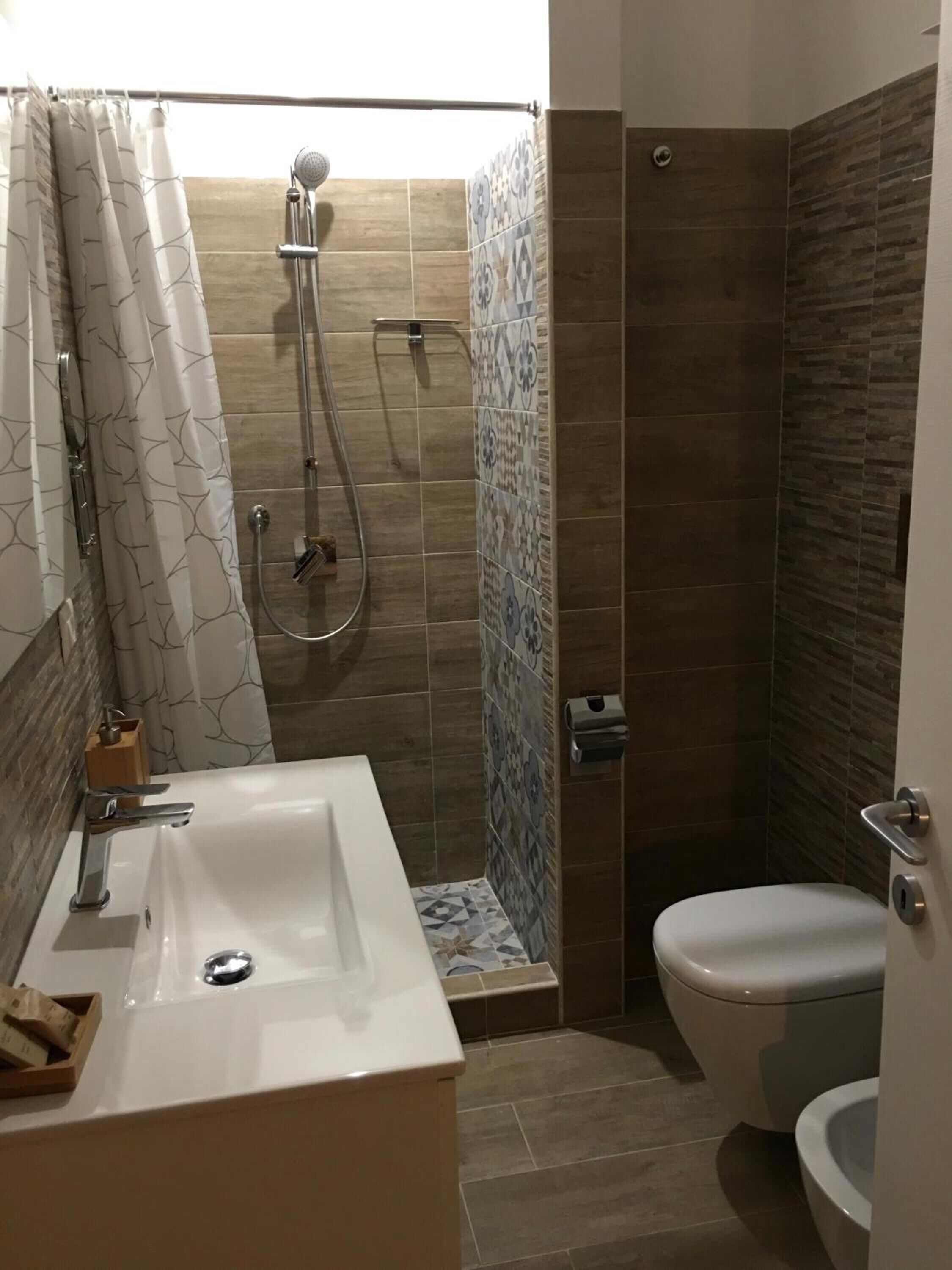 Douche, douche à « effet pluie », bidet, serviettes fournies