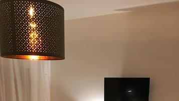 Escritorio, insonorización, wifi gratis y ropa de cama