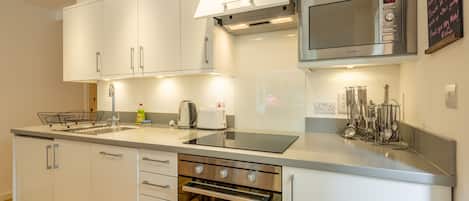 Full-sized fridge, microwave, oven, stovetop