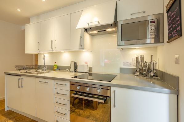 Full-sized fridge, microwave, oven, stovetop