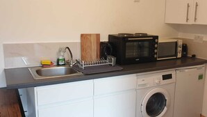 Estúdio | Cozinha americana privada | Geladeira grande, micro-ondas, fogão, cooktop