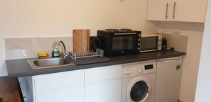 Studio | Private kitchenette | Full-sized fridge, microwave, oven, stovetop - Cromwell Studio (Cambridge)