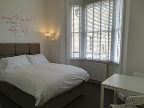 Standard Studio | Desk, laptop workspace, free WiFi, bed sheets - McMillan House Studio Apartments (York)