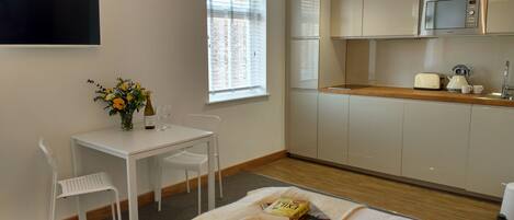 Superior-Studio | Schreibtisch, laptopgeeigneter Arbeitsplatz, kostenloses WLAN