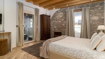Quarto casal (Le Bore) | Cofres nos quartos, cortinas blackout, Wi-Fi de cortesia, roupa de cama