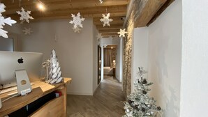 A modern interior with a wooden desk, a laptop, and a small Christmas tree. - Vista Lago (Toscolano Maderno)