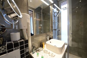 Studiolejlighed (303) | Badeværelse | Bruser, gratis toiletartikler, hårtørrer, håndklæder