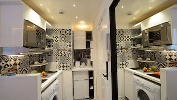 Estudio (304) | Cocina privada | Refrigerador, microondas, parrilla de estufa y tetera eléctrica