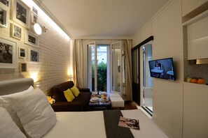 Studio (002) | Living area | Flat-screen TV - Residence Voûte (Paris)