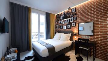 Studio (301) | 1 phòng ngủ, trang trí khác biệt, bàn