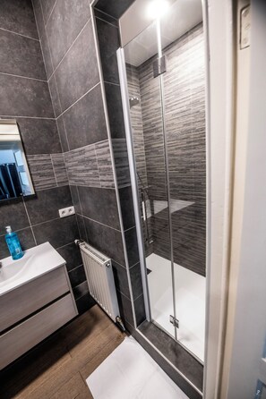 Family Room | Bathroom