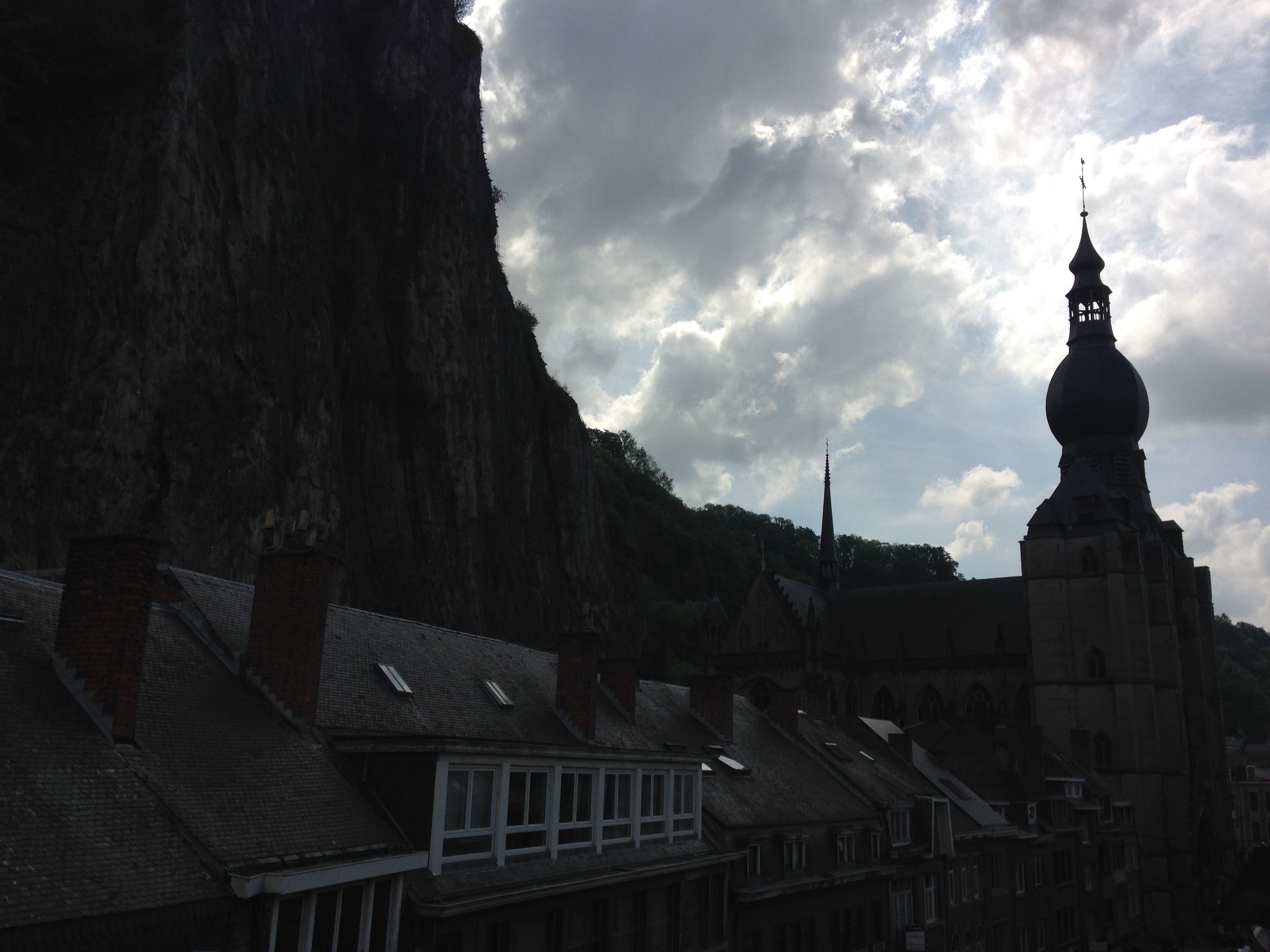 Une ville qui se distingue par son église imposante, reconnaissable à son flèche haute et à la falaise abrupte qui se dresse à l’arrière-plan.