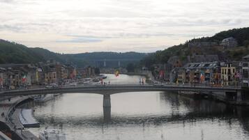 Ein Fluss mit einer Brücke, Gebäuden an beiden Ufern und Flaggen.