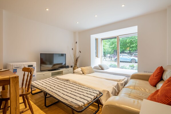 Flat-screen TV - Cromwell Rooms (Cambridge)