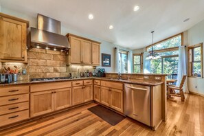 Fridge, microwave, oven, stovetop - Come play in the mountains: ski, snowboard, explore and play! (South Lake Tahoe)