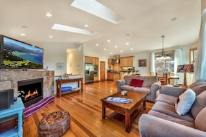 TV, fireplace, DVD player - Come play in the mountains, ski, bike, hike! (South Lake Tahoe)