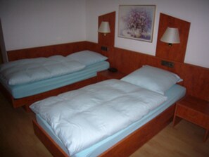 雙人或雙床房 | 書桌、免費無線上網、床單