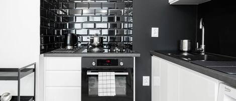 Frigorífic, forn, placa de cuina i cafetera i tetera