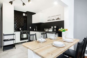 Fridge, oven, stovetop, coffee/tea maker