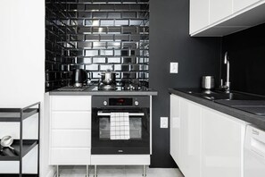 Een koelkast, een oven, een kookplaat, een koffiezetapparaat/waterkoker