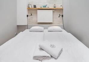 2 bedrooms, iron/ironing board, WiFi, bed sheets