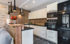 Kjøleskap, mikrobølgeovn, ovn og kokeplater