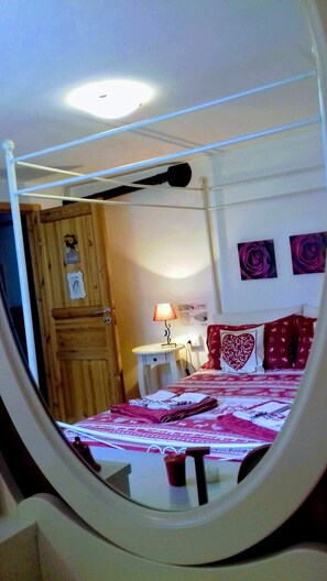 Double Room, Shared Bathroom | Individually decorated, individually furnished, desk - B&B Il Pino (Baceno)