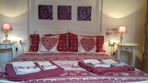 Double Room, Shared Bathroom | Individually decorated, individually furnished, desk