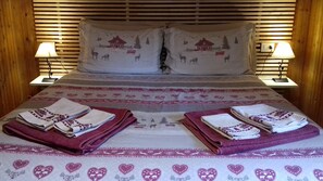 Double Room, Shared Bathroom | Individually decorated, individually furnished, desk - B&B Il Pino (Baceno)