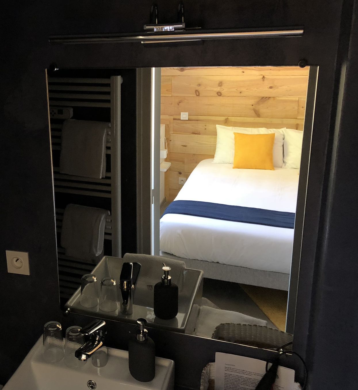 Chambre Double, non-fumeurs | Équipements de salle de bain | Douche, douche à « effet pluie », sèche-cheveux, serviettes fournies