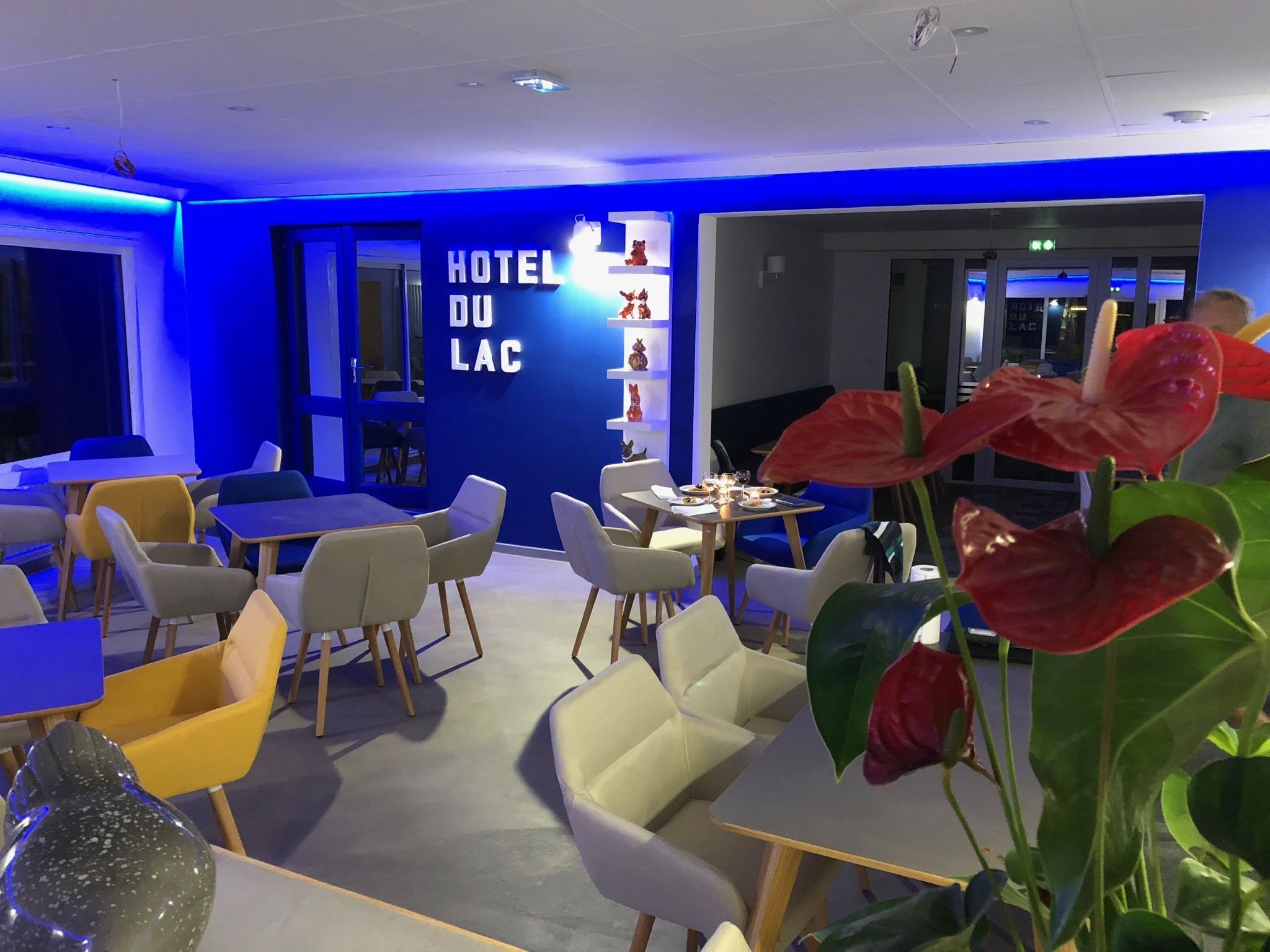 供應早餐、午餐和晚餐，當地料理