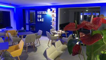 Petit déjeuner et déjeuner servis sur place, spécialités Cuisine locale