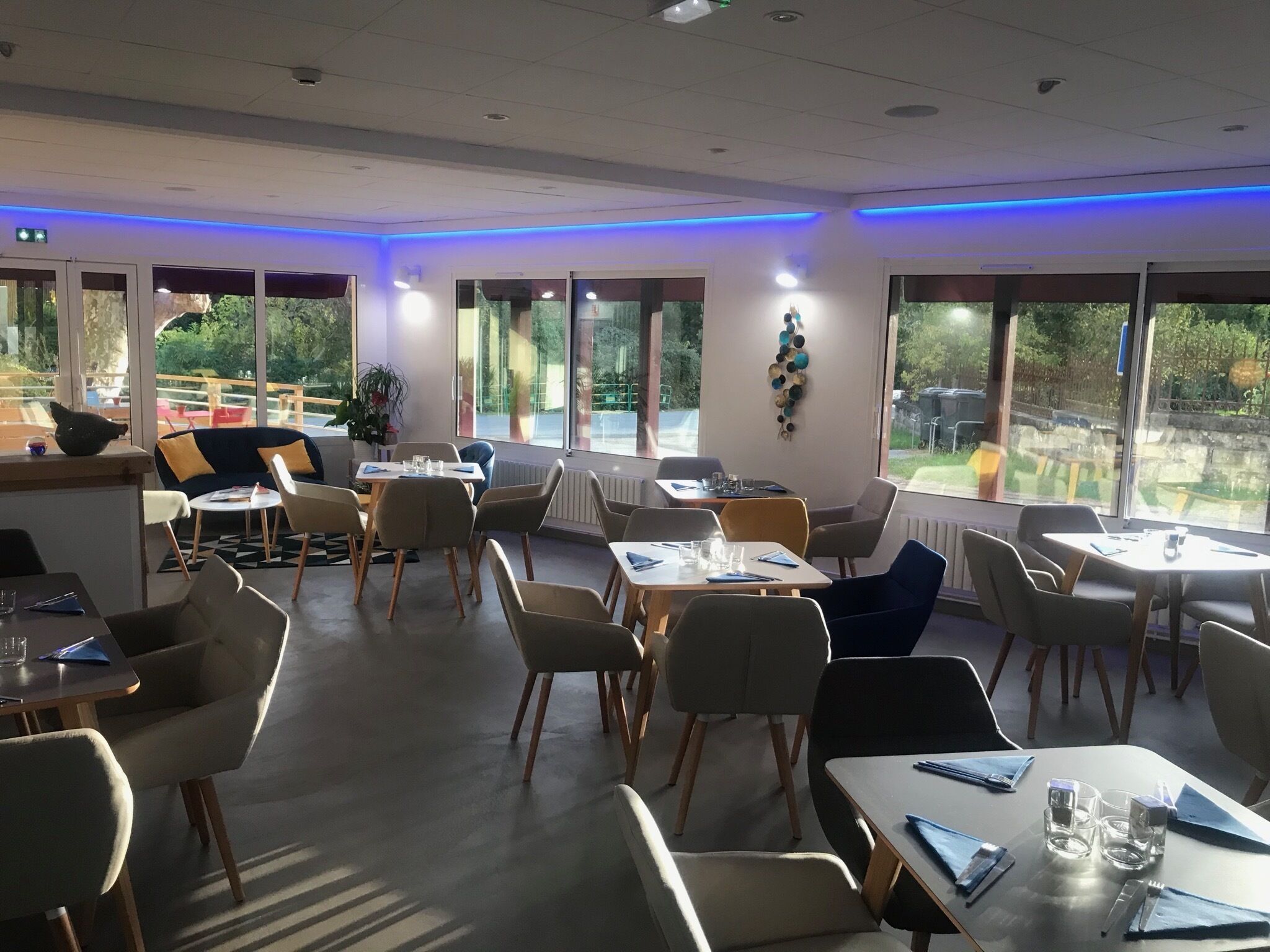 Petit déjeuner et déjeuner servis sur place, spécialités Cuisine locale