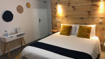 Cortinas blackout, tabla de planchar con plancha y ropa de cama