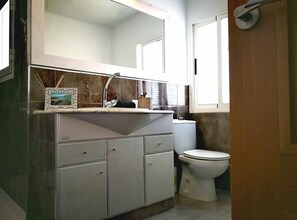 Shower, hair dryer, towels, soap - Boutique apartment MariCel (Urb. los Cocoteros)