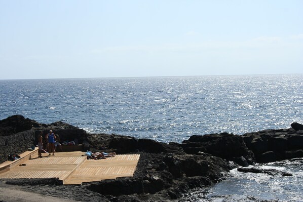 Sun loungers, beach towels - Boutique apartment MariCel (Urb. los Cocoteros)