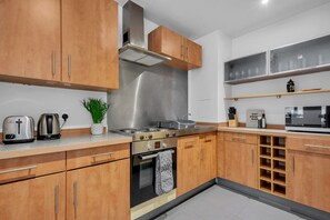 Private kitchen - Luxurious Lawrence House Serviced Apartment (London)