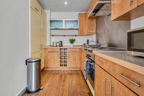 Private kitchen - Luxurious Lawrence House Serviced Apartment (London)