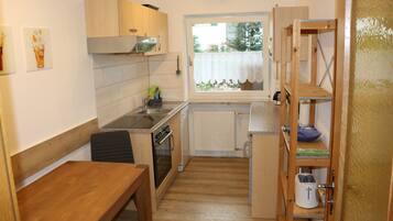 Een koelkast, een kookplaat, een vaatwasser