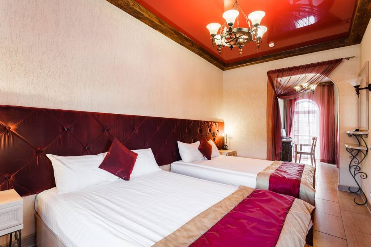 Suite Premium | 1 camera, una cassaforte in camera, una scrivania, ferro/asse da stiro