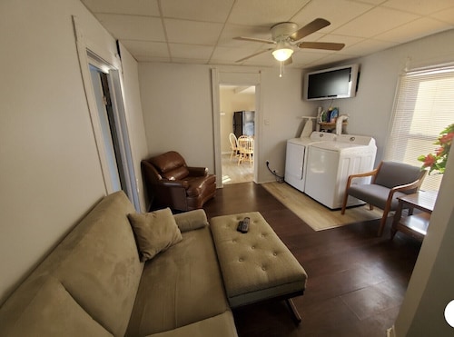 (F2) 2bdrm Syracuse University living, near Destiny.