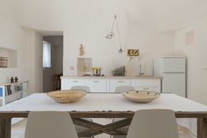 Kühlschrank, Herdplatte, Geschirrspüler, Toaster
