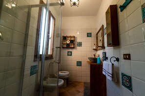 Douche, séchoir à cheveux, bidet, serviettes fournies