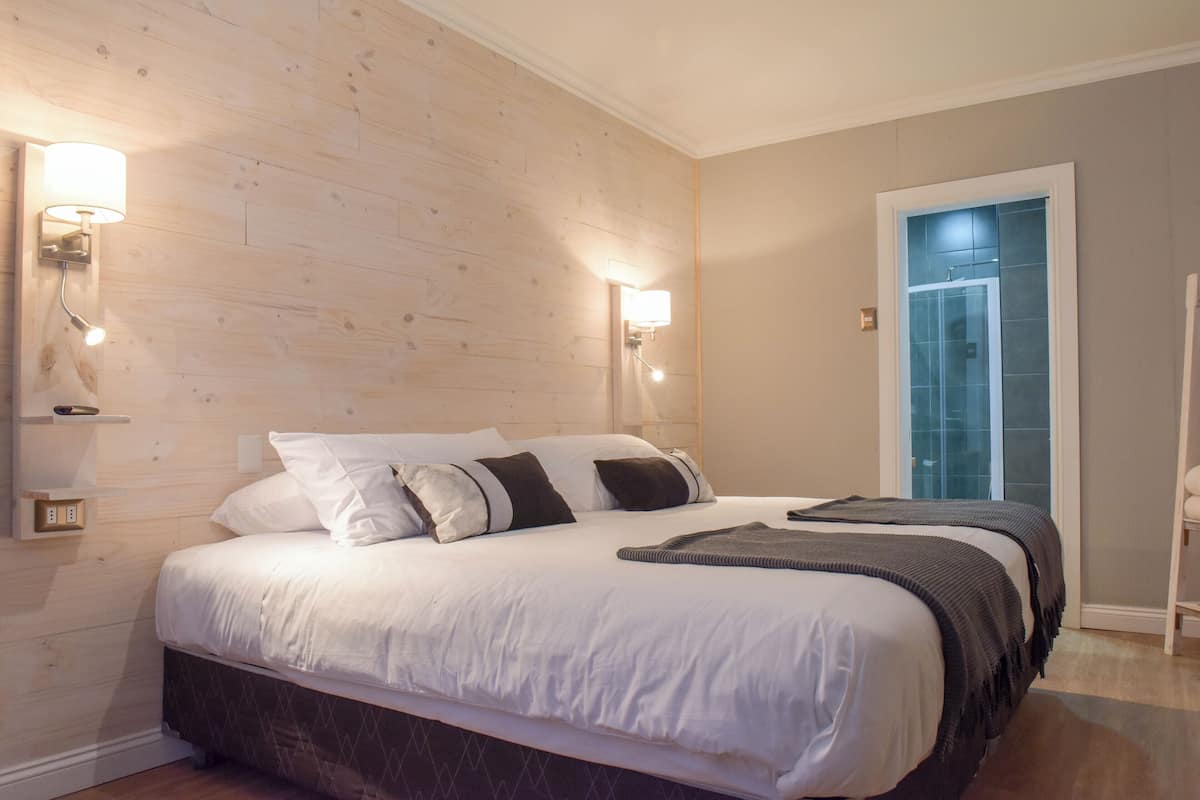 Ropa de cama hipoalergénica y caja de seguridad en la habitación
