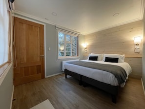 Standard-Doppel- oder -Zweibettzimmer | Allergikerbettwaren, Zimmersafe, Verdunkelungsvorhänge, kostenloses WLAN