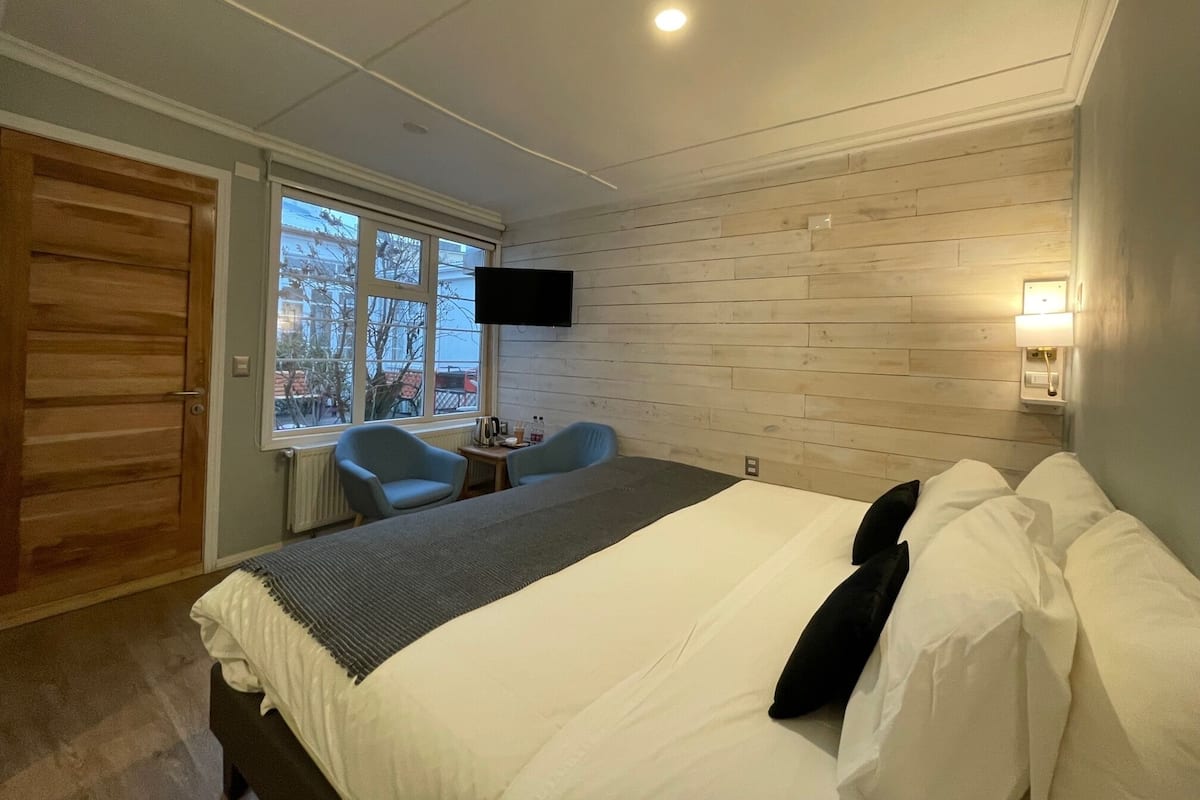 Ropa de cama hipoalergénica y caja de seguridad en la habitación